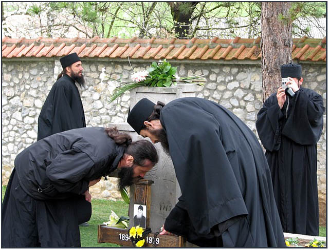 + На гробу Авве Јустина  + On the grave of Avva Justin  (Popovic) +