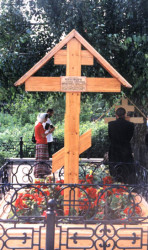 miha 
+++ Cross and grave of Abbess Alexandra +++ 
2006-05-11 19:32:18