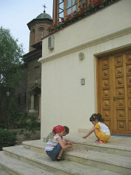 miha 
In the yard of Antim Monastery 
2006-06-20 22:31:40