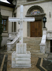 miha 
Theophany Cross, in front of Patriarchy 
2007-01-19 20:26:55