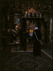 miha 
Prayer in front of Wonderworking icon of Mother of God at Monastery Putna 
2007-03-29 04:33:32