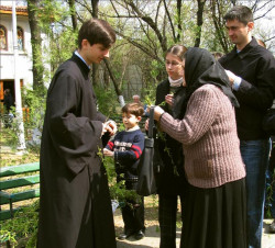 miha 
Palm Sunday - Ipodiakon sharing willow branches 
2007-04-01 21:37:36