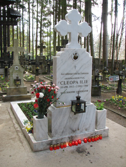 Father's Cleopa Ilie grave