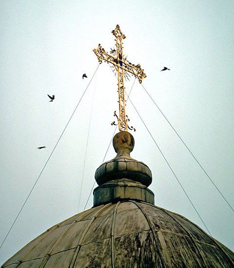 Τρούλος, σταυρός και κάργιες - dome, cross and daws