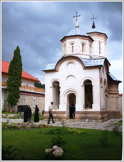 Manastirea "Sf. Arh. Mihail si Gavriil " Arnota, Costesti - Valcea