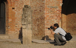 Oana 
Ovidiu la fotografiat / Ovidiu taking a photo 
2008-08-07 22:04:19