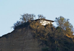 thiv56 
Chapel on sand pyramid - Παρεκκλήσι σε αμμώδη πυραμίδα 
2008-10-15 18:45:09