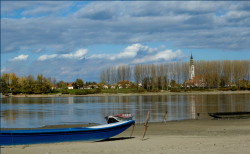 olja 
Преко воде.......па у цркву ! 
2008-11-06 20:04:13