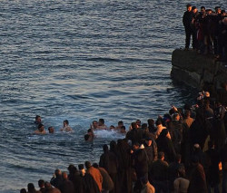 thiv_col_Athos 
Η ρίψη του Σταυρού, 2009 - Getting the Cross at Epiphany, 2009 
2009-02-02 17:10:28