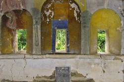 thiv_col_Athos 
Ιερό εγκαταλειμένου παρεκκλησιού - Altar in a deserted chapel 
2009-03-06 15:56:45