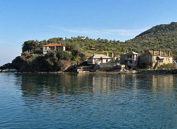 thiv_col_Athos 
Κτήρια στον όρμο του Βατοπεδίου-Buildings at Vatopediou harbour 
2009-03-09 16:23:05