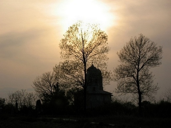 Biserica din satul bunicii mele, in ziua Invierii lui Hristos...