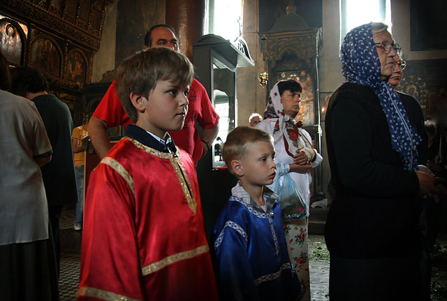 Attentive altar boys