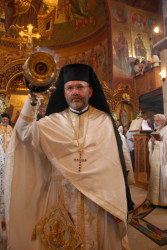 iliana 
Fr Ioakeim censes during the Αrtoklasia for the Feast of the Dormition of the Mother of God. 
2009-08-28 00:06:58