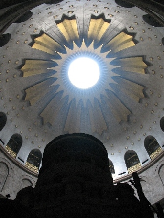 În Biserica Sf. Mormânt - In the Church of The Holy Sepulture