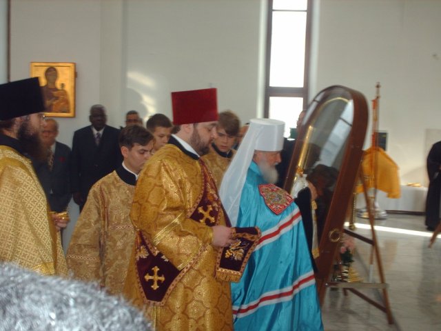 Metropolita Kiril saludando los Iconos