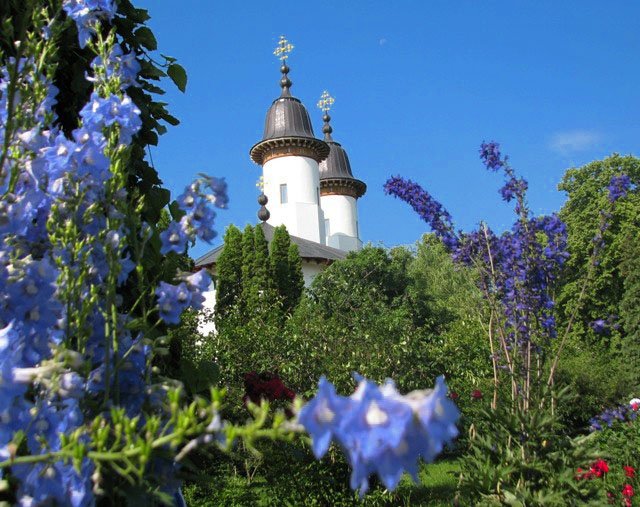 Poezie in alb si albastru: Manastirea Varatec