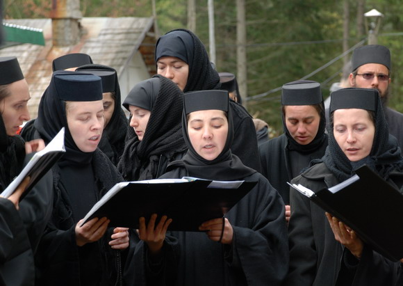 Colind la mormântul părintelui Calciu