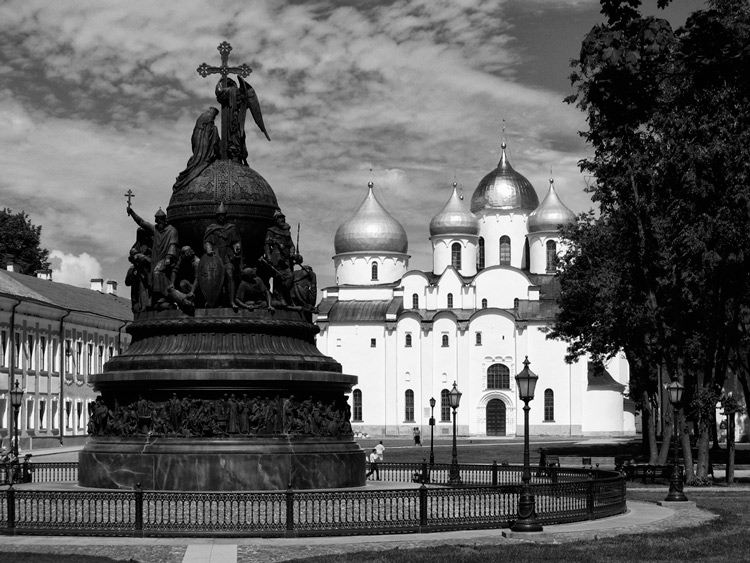 Памятник тысячелетия крещения Руси и Софийский собор