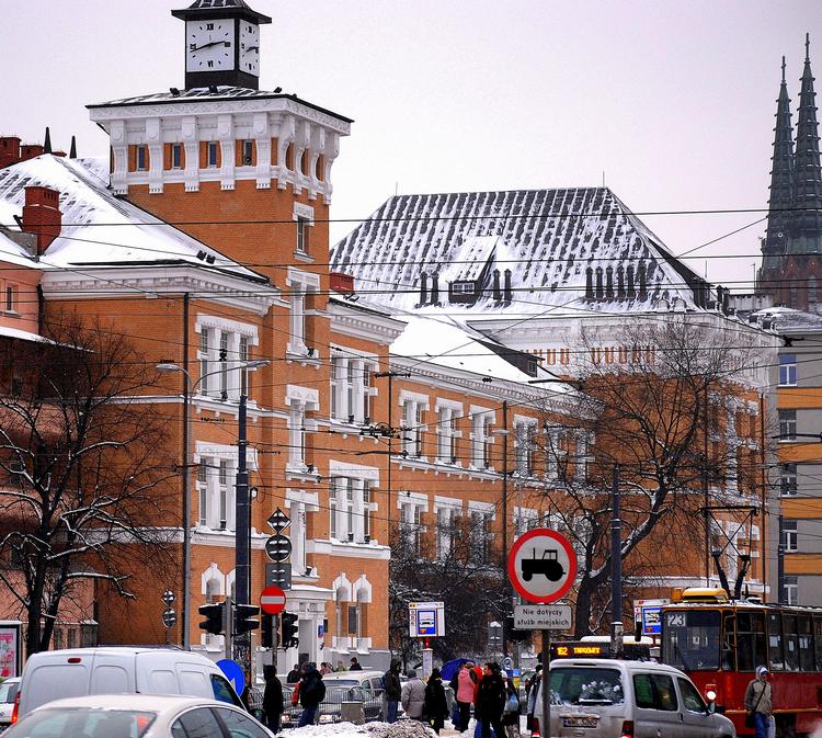 Budynek rosyjskiego Męskiego Gimnazjum Praskiego na przeciw soboru Marii Magdaleny. 