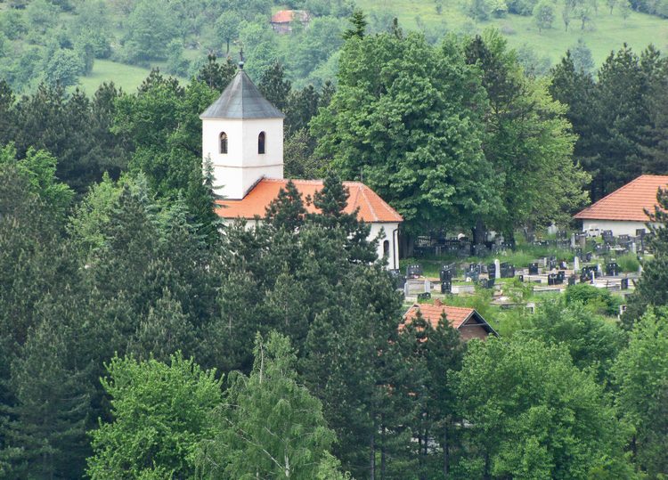 Sirogojno - Crkva Svetih apostola Petra i Pavla 2
