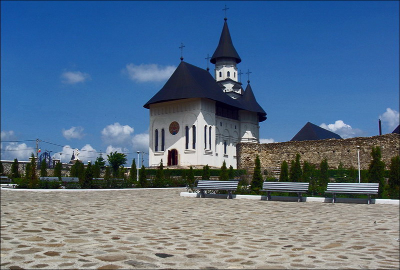 Mănastirea Hadâmbu - biserica nouă, cu hramul 