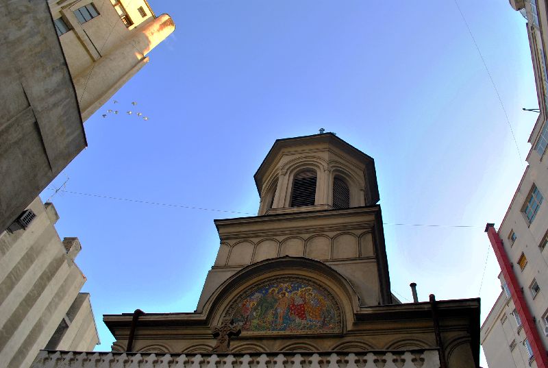 Biserica sufocata de blocuri