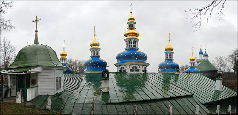 Купола и кресты Псковско-Печерского монастыря