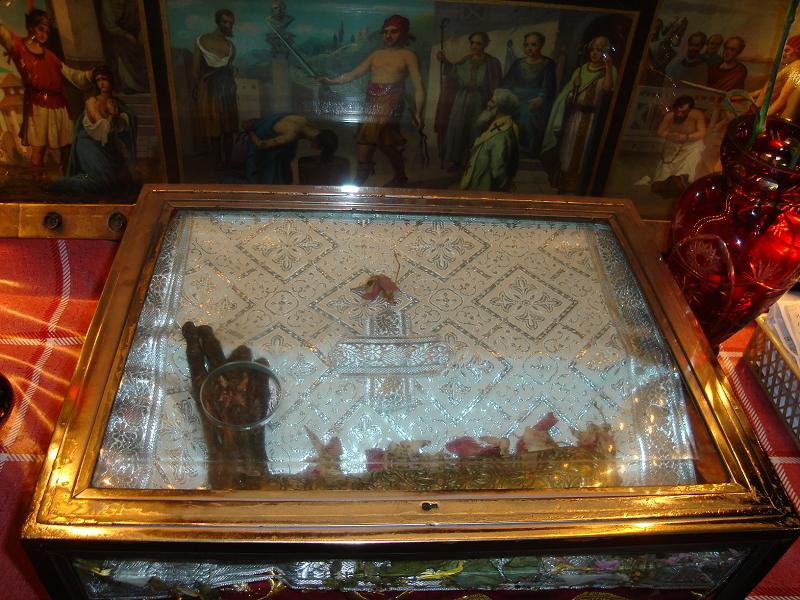 Moaştele (relics - hand) Sf. Mc. Ciprian, Biserica  Zlătari, Bucureşti, România