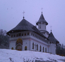 Xenia 
Snow at Pângăraţi Monastery 
2012-03-11 23:08:59