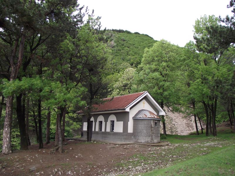 параклис в Стара планина над град Златица