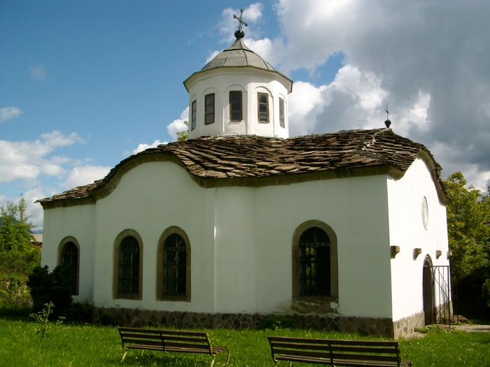 Новоселски манастир "Св. Троица" в гр. Априлци