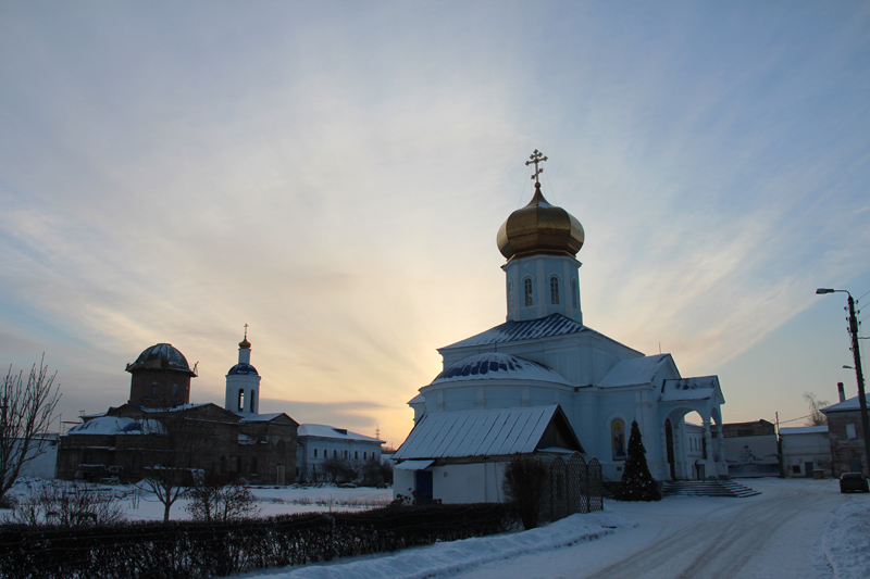 Свято-Вознесенский монастырь в лучах зимнего заката.