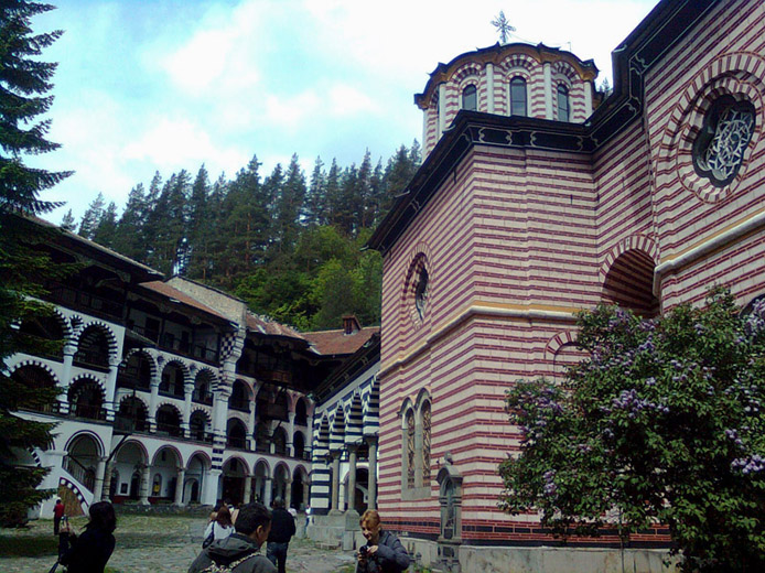 Манастирски двор // Monastery courtyard