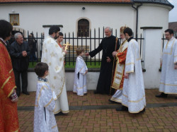 radabm 
Episkop osječkopoljski i baranjski, Njegovo Preosveštenstvo Gospodin Lukijan služio je Svetu arhijer 
2013-04-03 11:44:21