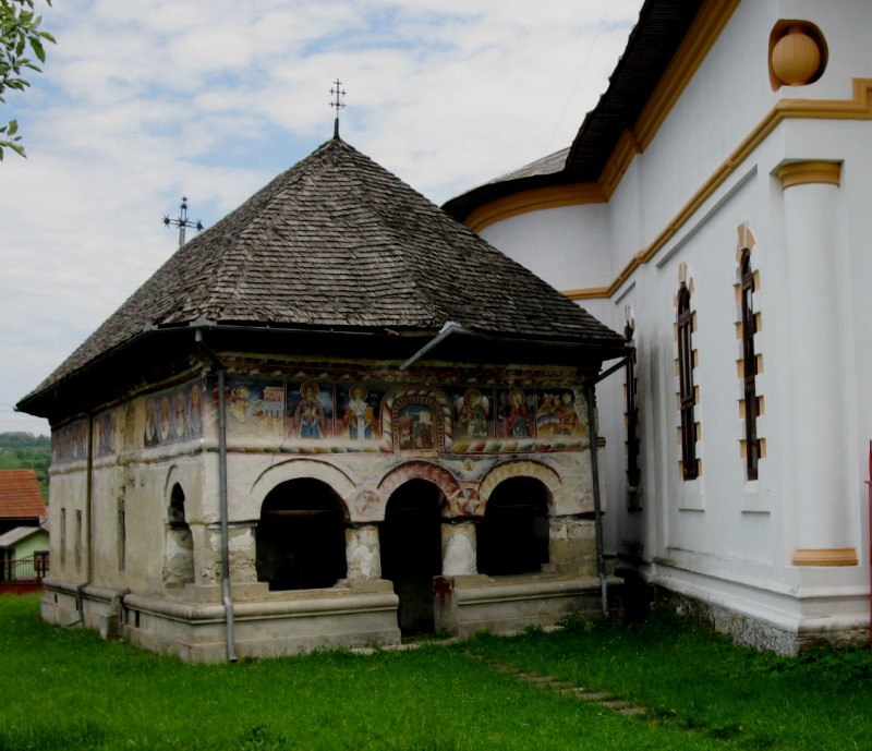 Biserica veche din zid din comuna Domnești - Argeș...