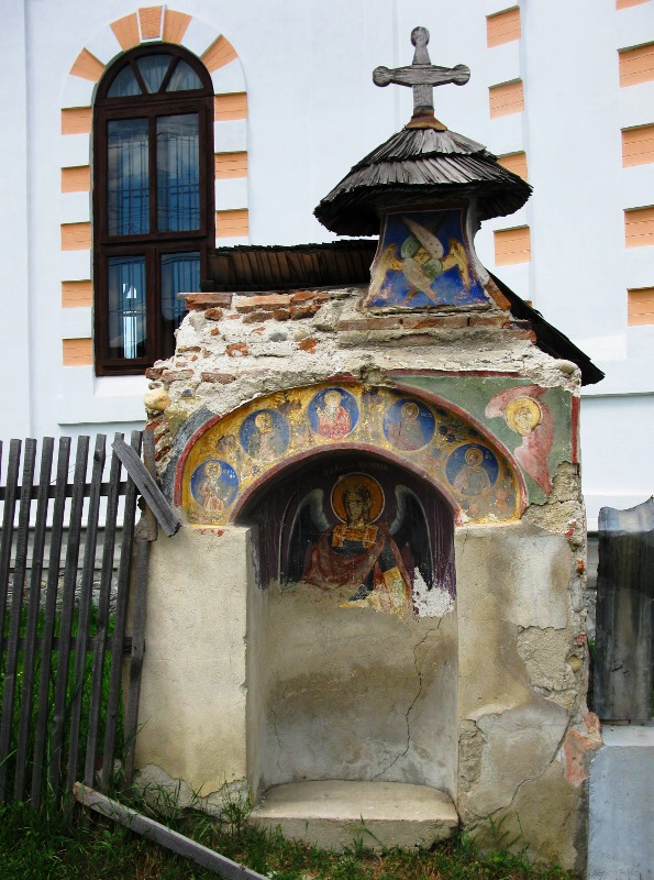 Biserica veche din zid din comuna Domnești - Argeș, fragment din vechea poartă din 1828.