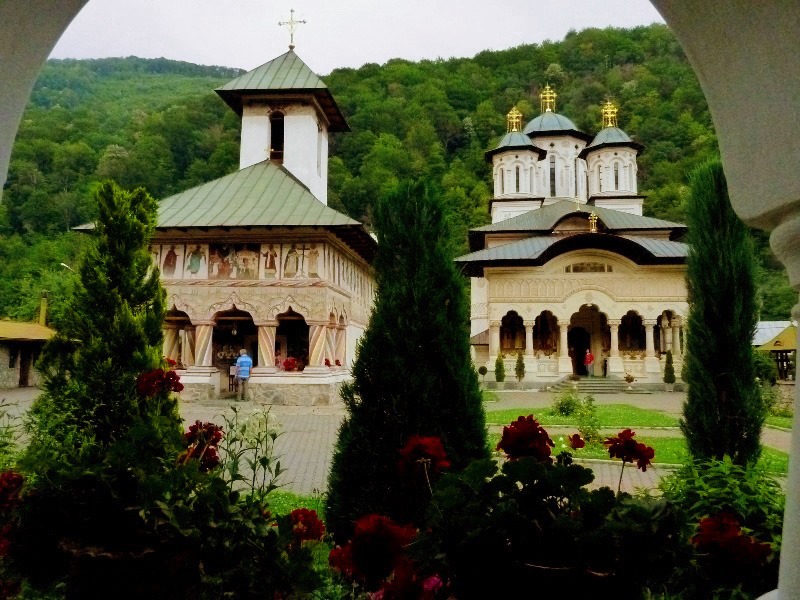 Mănăstirea Lainici - cele două biserici