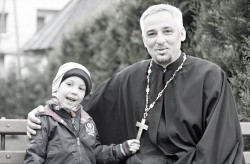 palavos 
fr Marek Jurczuk with his son 
2014-04-14 23:12:49