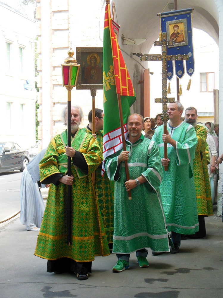 Procesja na Trojcę w cerkwi Św. Trójcy w Moskwie-Chochłach