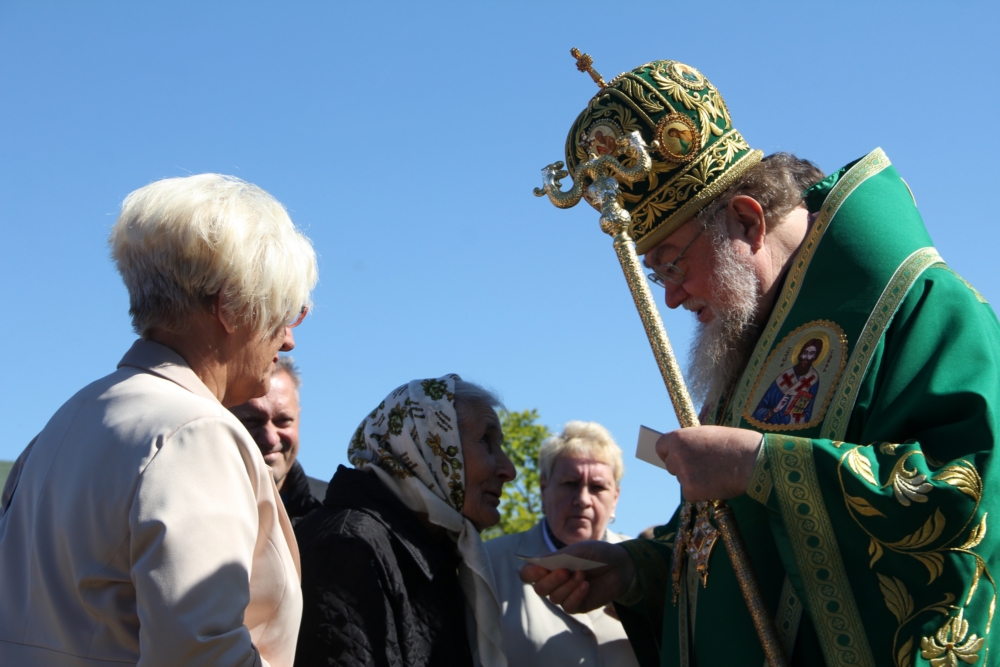 After the fest in Odrynki. Metropolitan Savva talks to an old woman...