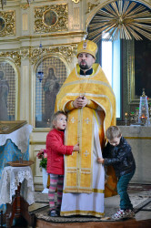 alik 
Fr Nikolai and his children 
79 
2014-12-09 22:58:16