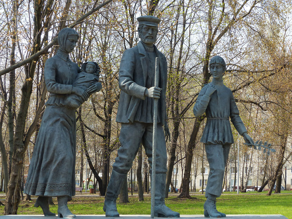 Памятник паломникам в Троице-Сергиеву Лавру