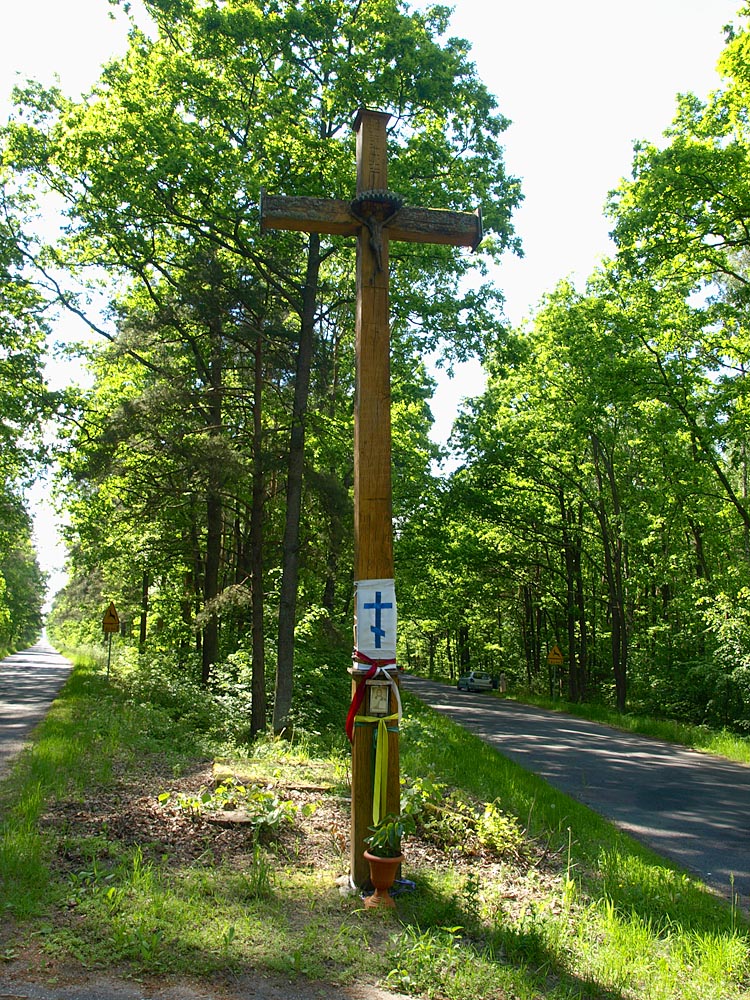 Krzyż na rozwidleniu dróg w lesie