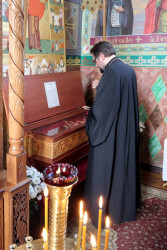 jarek1 
Bishop of Gorlice Paisius praying in from of the relics of St. Maksym of Gorlice 
2015-06-15 21:03:32