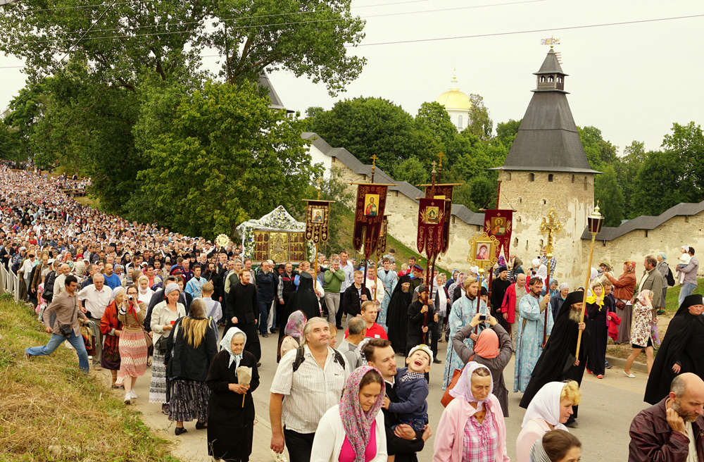 Крестный ход в монастыре