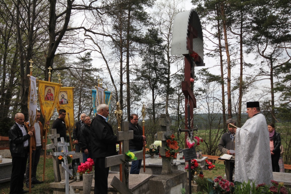 Prayer at the cementary in Regietów 