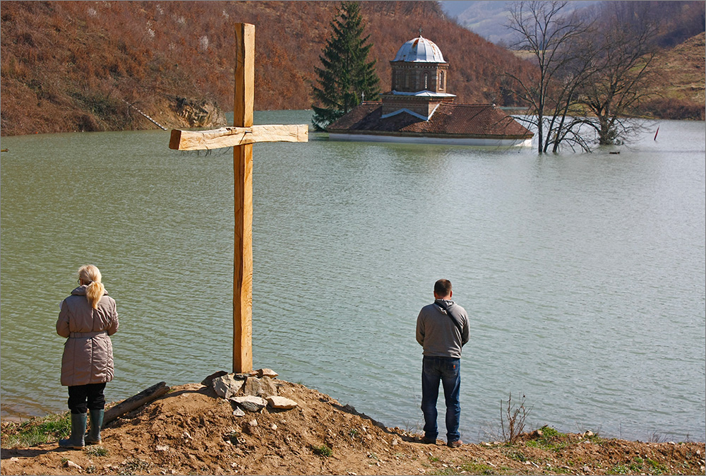 The prayer before the submerged church-Молитва пред потопљеном црквом