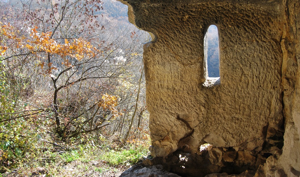 "Торлашки" скален манастир.