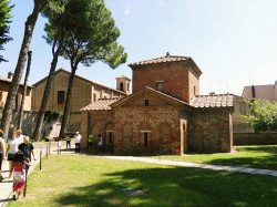 Mitrut Popoiu 
The mausoleum of Emperess Galla Placidia, Ravenna 
2017-08-01 17:39:50